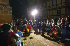 Sankt Martin Laternenumzug durch die Stadt (Foto: Karl-Franz Thiede)